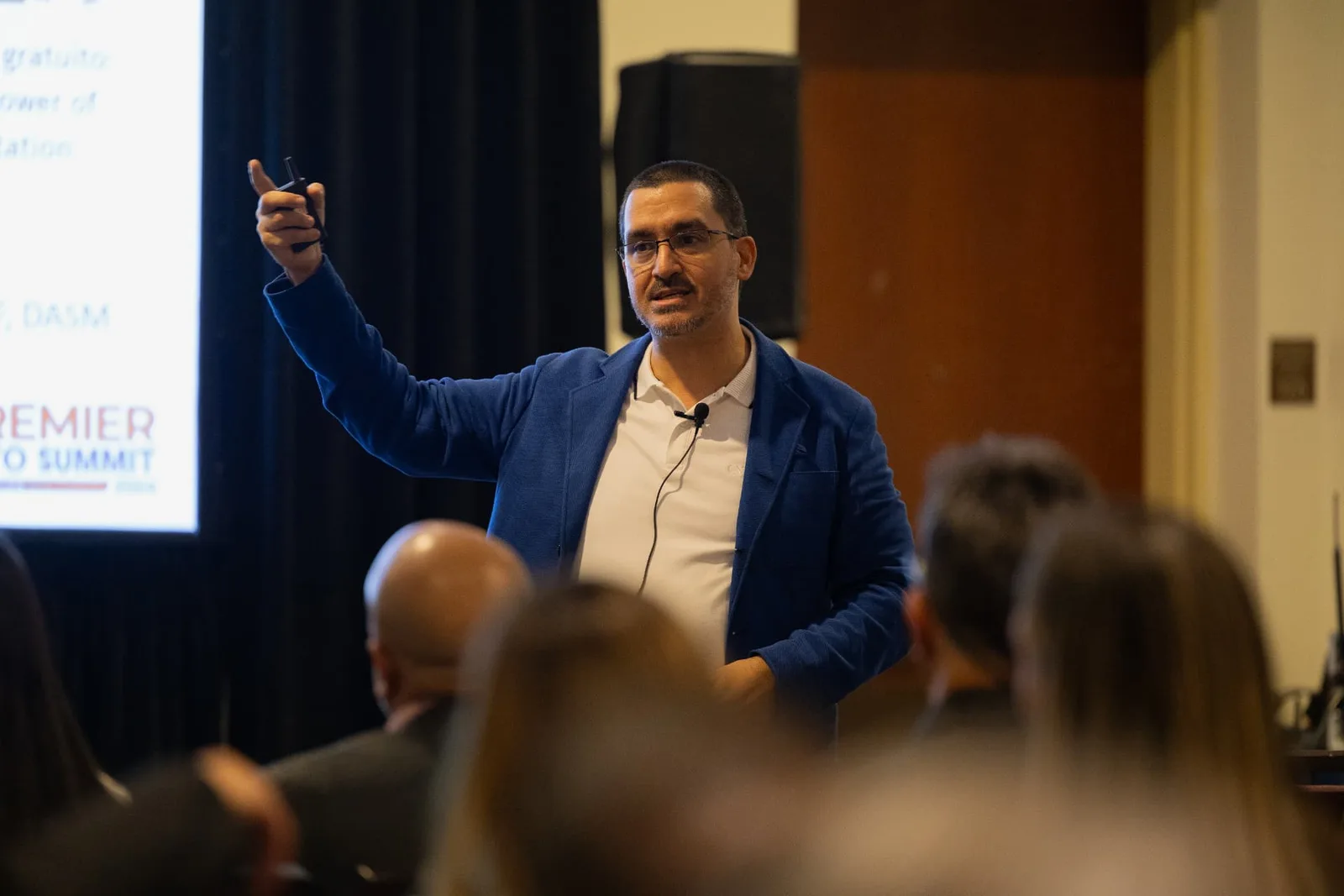 Héctor Villarreal presentando sobre agilidad ante profesionales