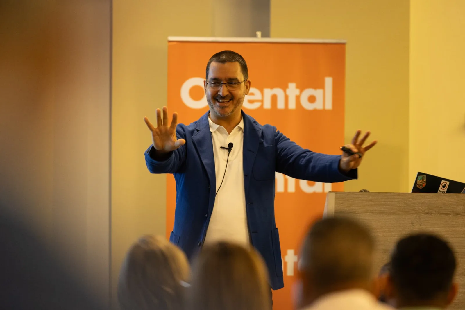 Héctor Villarreal impartiendo una charla de facilitación ante una audiencia