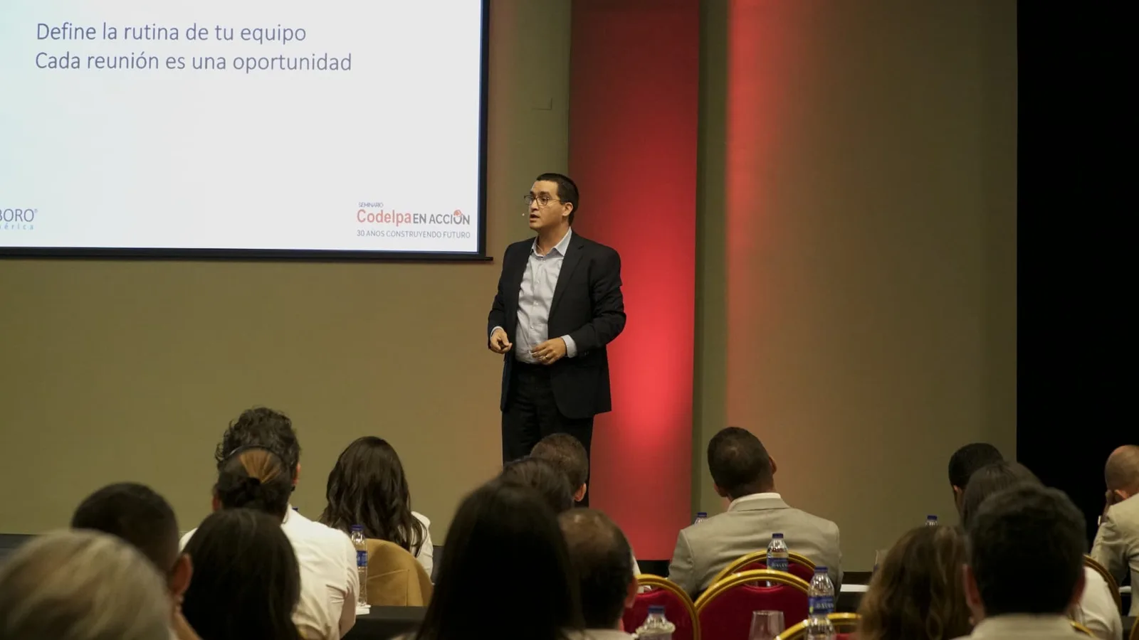 Héctor Villarreal hablando sobre rutinas de equipo en una conferencia